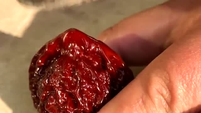 盘了几十年的文玩核桃砸开后看看内部结构真是让人太失望了