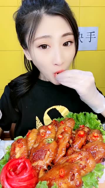 大胃王桐桐吃可乐鸡翅这吃法太馋人了