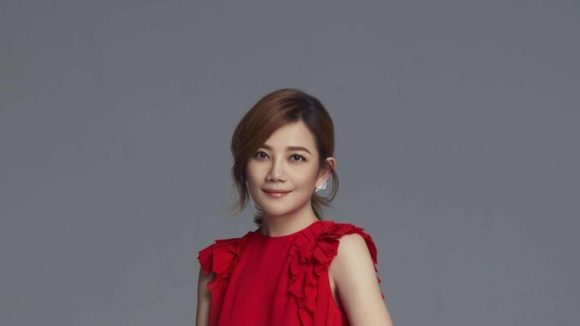 梁静茹宅家练吉他轻松愉悦 长发披肩气质温婉文艺范足