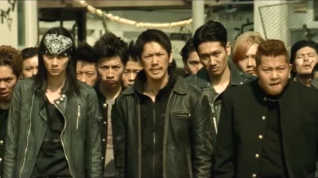 高中不良少年打架就是猛表情到位后面一群小弟很帅啊