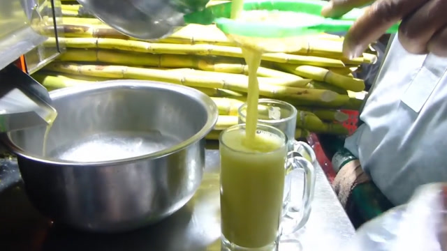 印度小哥现榨甘蔗汁,1杯5毛,妥妥的纯天然饮品!