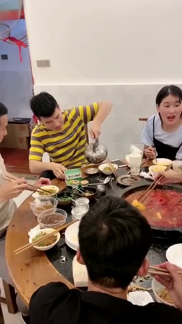 请客吃饭,兄弟说感冒来不了,只能怪你没选好蘸料!