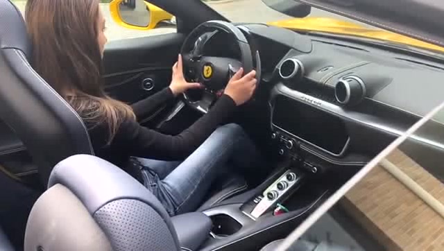 花式不脱妆女司机法拉利!