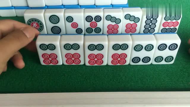 农村小伙子打麻将拿到七筒不知所措,又舍不得拆开四个六筒