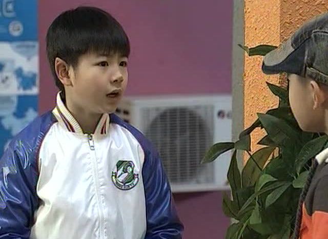 星际精灵蓝多多:蔡小豆扶花盆,太厉害了!