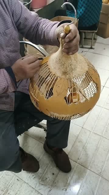 师傅这葫芦玩的是真好,能用这个做鸟笼的,估计只有凤凰了!