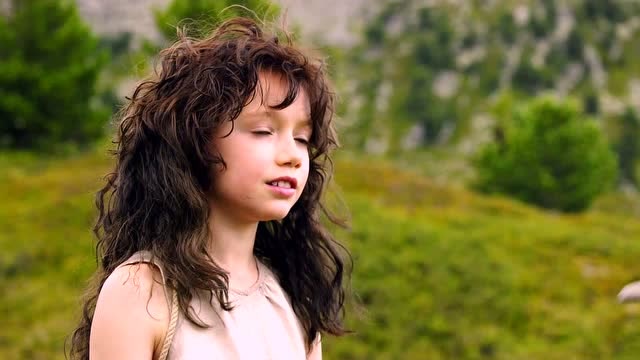 海蒂和爷爷:超美的风景,可爱的海蒂.治愈你一切!