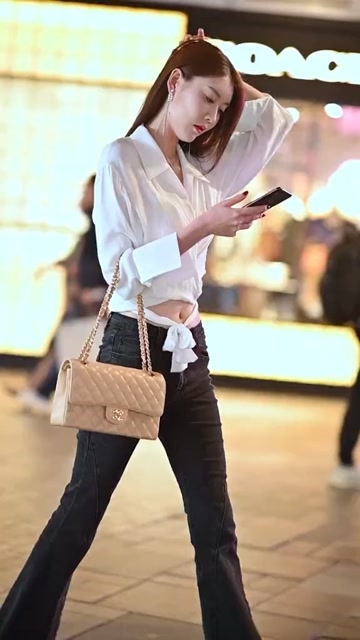 白衬衫小姐姐是标准的a4细腰吗