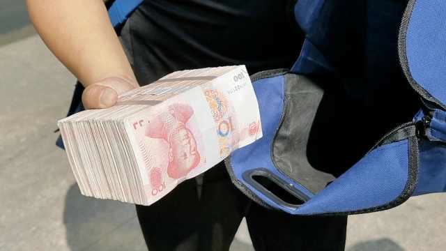 遇到好人了!十万现金丢出租车,司机连夜寻失主