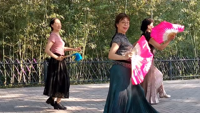 北京紫竹院公园杜老师舞团,三位大姐表演扇子舞,三人有60了吗