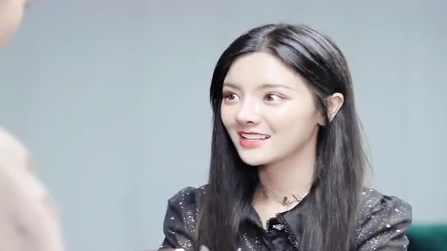 冷巴看上了帅哥,竟然用这种方法要联系方式,结果尴尬了吧!