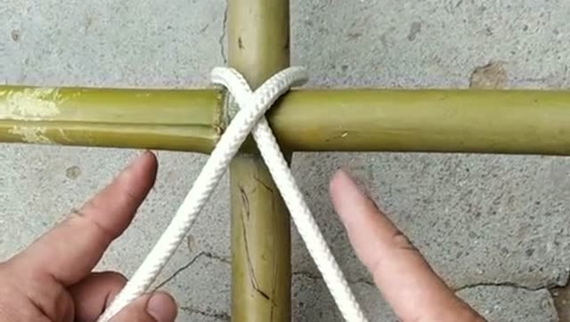 教你十字物体打结绳子,这方法确实很实用,看完瞬间涨知识了
