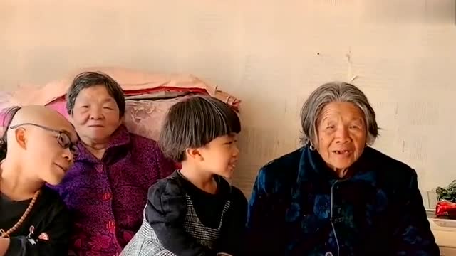 袖珍虎妞的日常:四代同堂其乐融融,简单幸福才是真