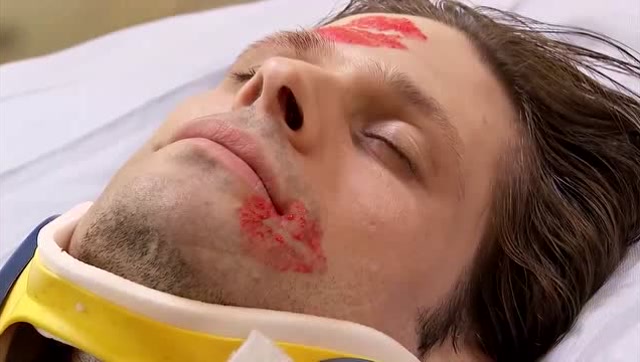 男子脸上突然出现许多唇印,一旁的女子说不清楚了