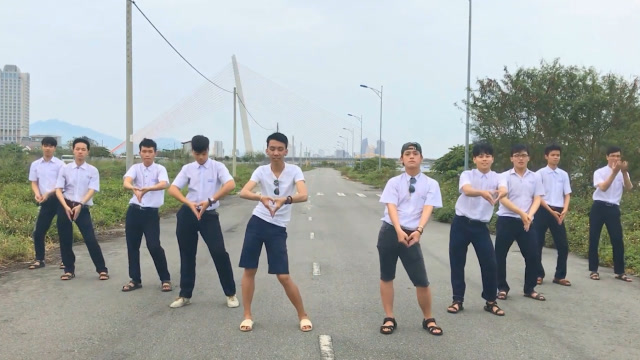 国产社会摇入侵越南,社会摇神曲《最美情侣》有多火?差点笑出声