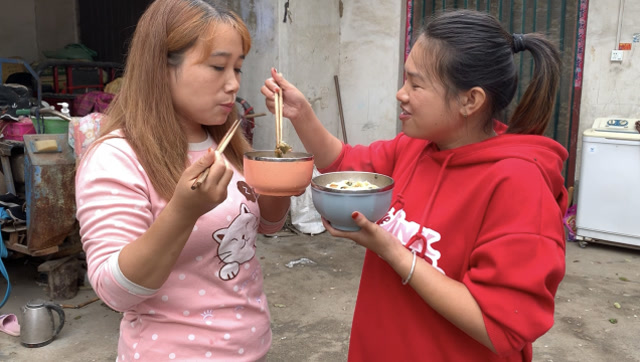 二姐做的野菜鸡蛋面,二姐吃丹丹一块鸡蛋,丹丹吃二姐一根野菜