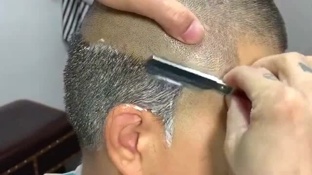 大哥每次来都说两边给我刮光,你们知道为什么吗,这头发几年没剃了?