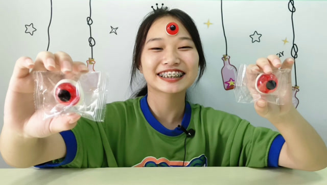 牙妹试吃"眼珠糖",彩色逼真超有趣,酸甜软q真好吃