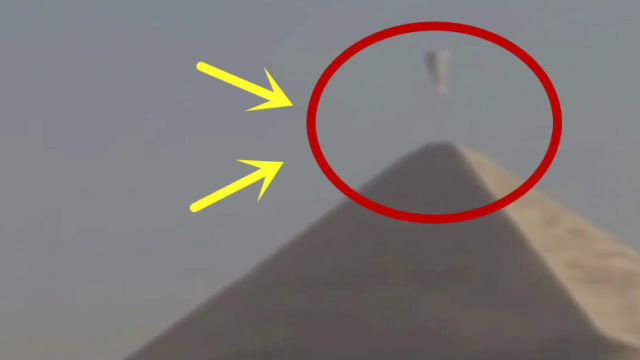 游客在埃及金字塔拍到离奇一幕,塔顶出现不明飞行物,实在是诡异!