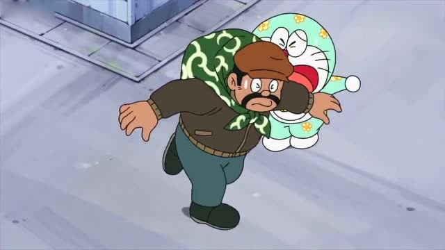 哆啦a梦:哆啦a梦不小心撞到了小偷,变成包袱的颜色,遭到警察追捕!