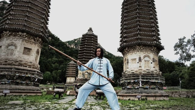 尴尬!婚礼现场展示少林铁腿功 这棍子也太结实了吧