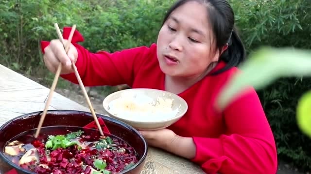 胖妹将热油浇到草鱼上,滋滋作响的鱼肉令人眼馋