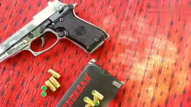 打空包弹的半自动手枪,拉栓射击的声音听