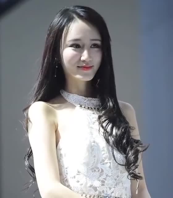 车模小姐姐真好看,看到她"打哈欠"那一刻,是心动的感觉!