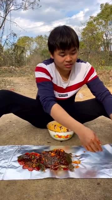 农村大表哥自制土窑炖甲鱼,还别说,真挺好吃的!