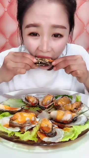 美女直播吃生蚝,一口一个非常满足,是我向往的生活!