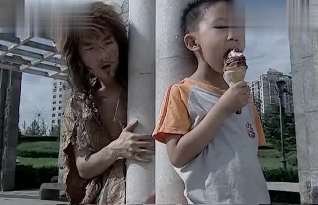 幼童戏耍穿越人