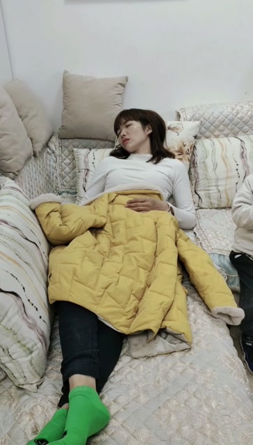 女人的苦,你知道多少?刚下班回家,看到6个孩子的妈妈累了.