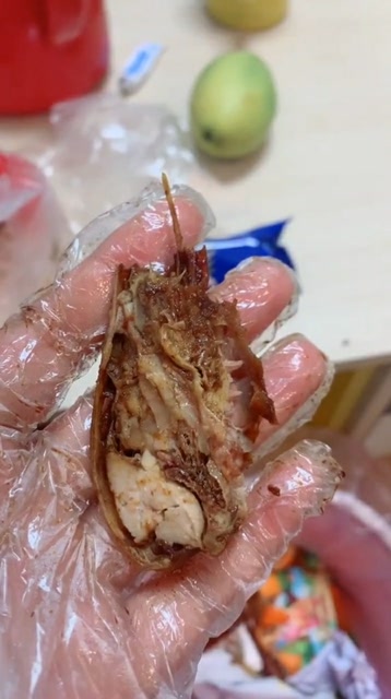 鸡头和鸡舌不是连在一起的吗?