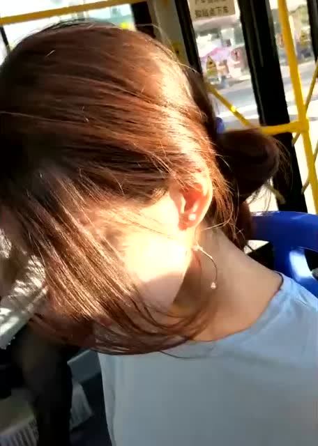 公交车上偶遇美女小姐姐,是大学里爱情的模样