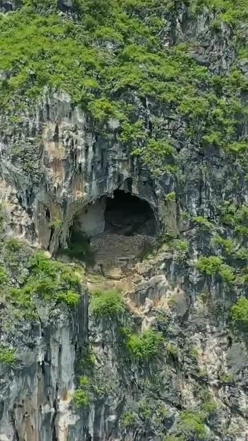 贵州大山悬崖上发现山洞,洞口居然有围墙,哪位高人在此修仙啊