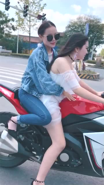 美女穿短裙骑摩托车兜风!