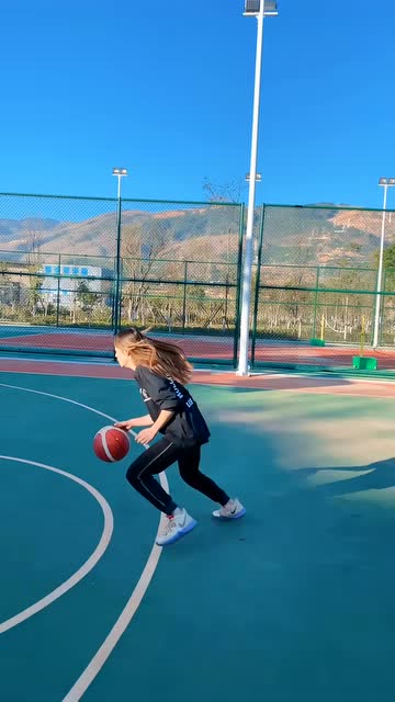 女生的剪刀步上篮!