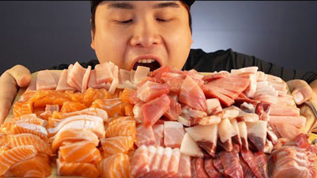 大胃王吃8斤刺身豪华大餐看起来像是生肉这野蛮的吃相也没谁了