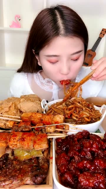 漂亮的吃播小姐姐这次直播吃炒米粉,一口吃下去哧溜哧溜的真馋人