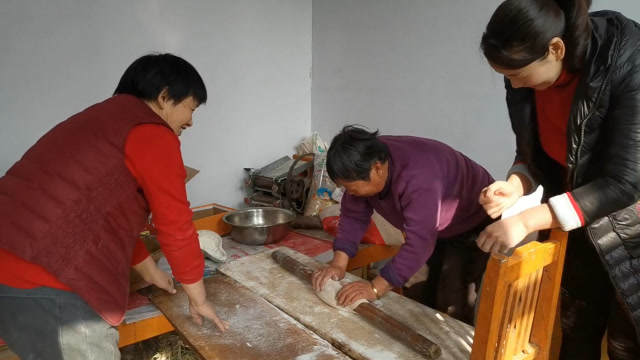 倔媳妇学做特色小吃奶奶当指挥官婆婆一旁高兴的合不拢嘴