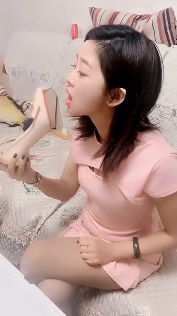 妈呀我舔高跟鞋了
