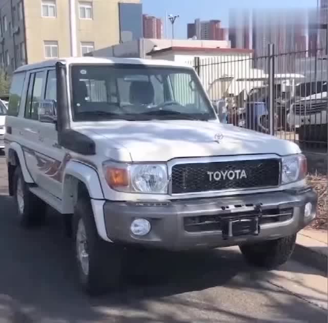 这才是纯正得越野车!丰田lxv6,这气质才是真霸道!