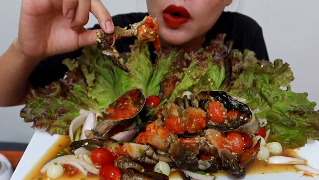 泰国大姐吃凉拌螃蟹和生菜这样吃肉质很新鲜就是怕寄生虫