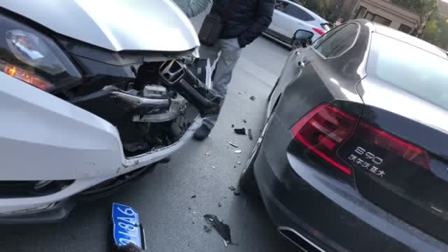 沃尔沃的车安全性高可不是说说而已,本田车前头都烂了,沃尔沃毫发无损