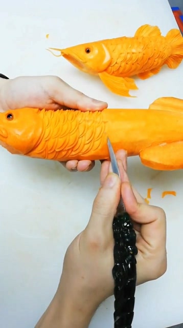 今天用胡萝卜雕刻金鱼鱼身上的鳞片最重要
