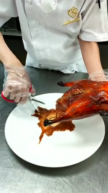 全聚德请来的师傅,看到烤鸭肚子里塞的东西,终于知道贵的原因了