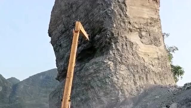 都听过愚公移山的故事,用挖掘机移山,我还真是第一次见!