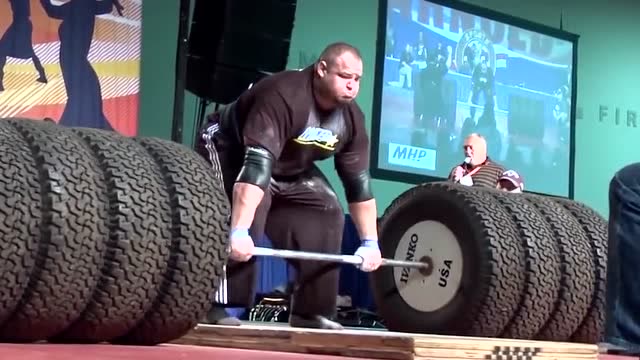 大力士硬拉1000斤轮胎,拉起来的瞬间口鼻出血,浑身颤抖太拼了!