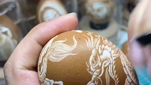 每次做底座都不敢喘大气,这样的蛋雕刻特别的漂亮,真的是巧夺天工!