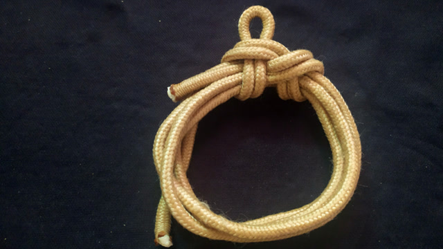 生活中使用的一种悬挂式收绳结,绕2圈收紧,成型不散绳